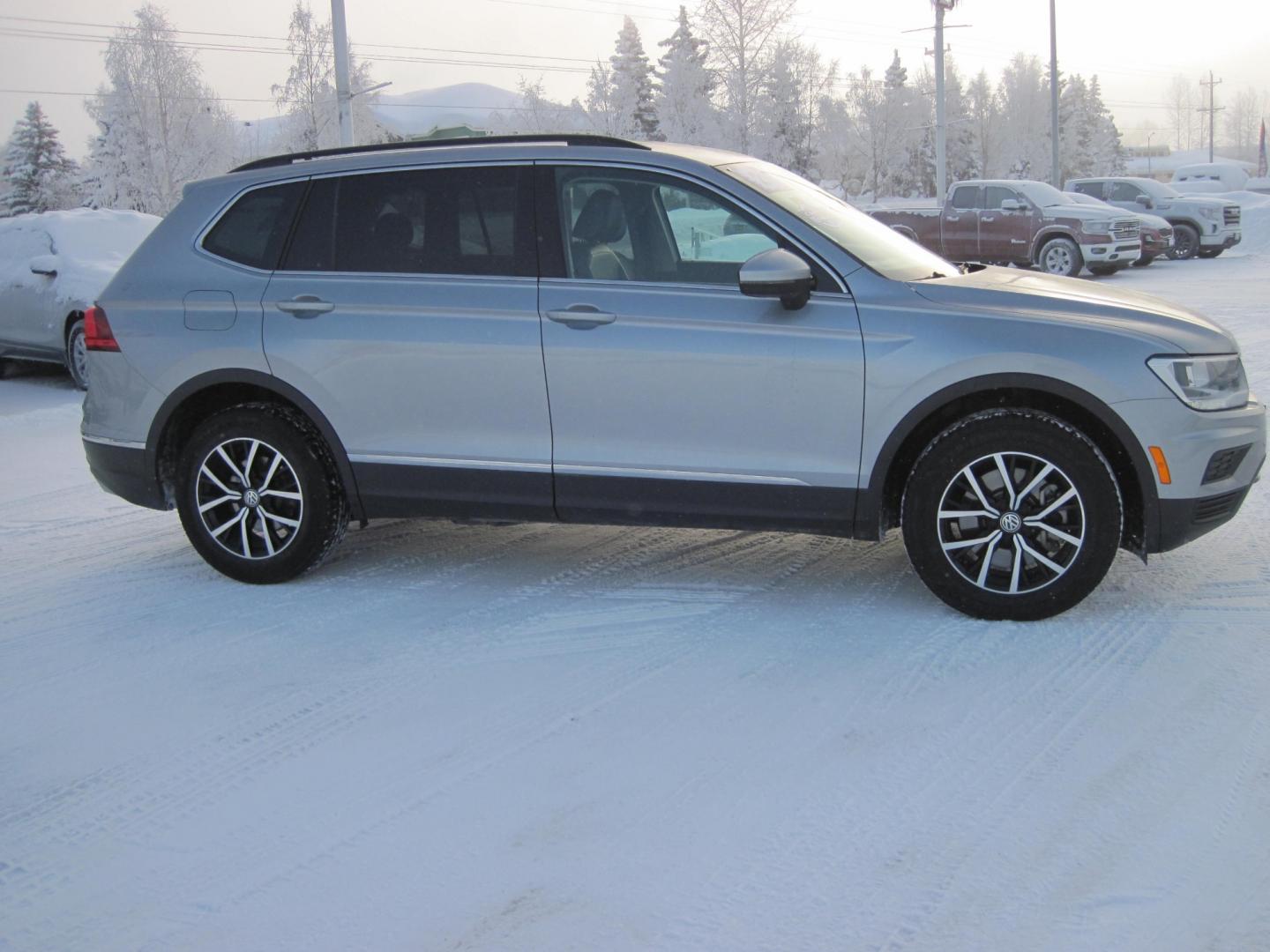 2021 silver /black Volkswagen Tiguan SE AWD (3VV2B7AX8MM) , 6A transmission, located at 9530 Old Seward Highway, Anchorage, AK, 99515, (907) 349-3343, 61.134140, -149.865570 - Photo#2